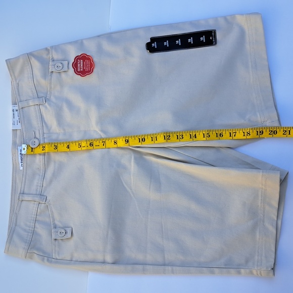 NWT Women’s St. John’s Bay SECRETLY SLENDER Bermuda Shorts Sz 10 Khaki - Picture 5 of 6